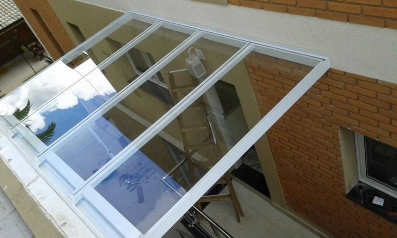 Pergolado com vidro em cima